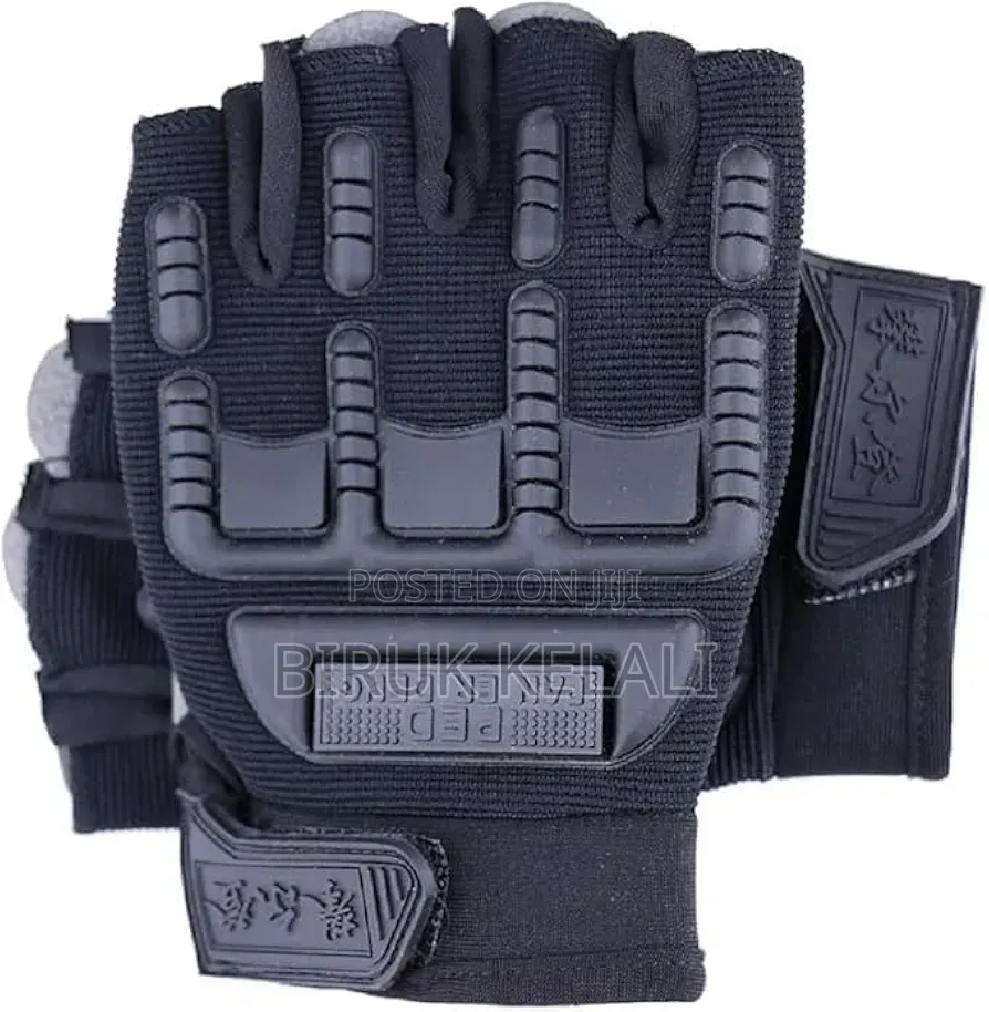 Tactical Gloves Feature Padded Impact Protection and a Textured Grip