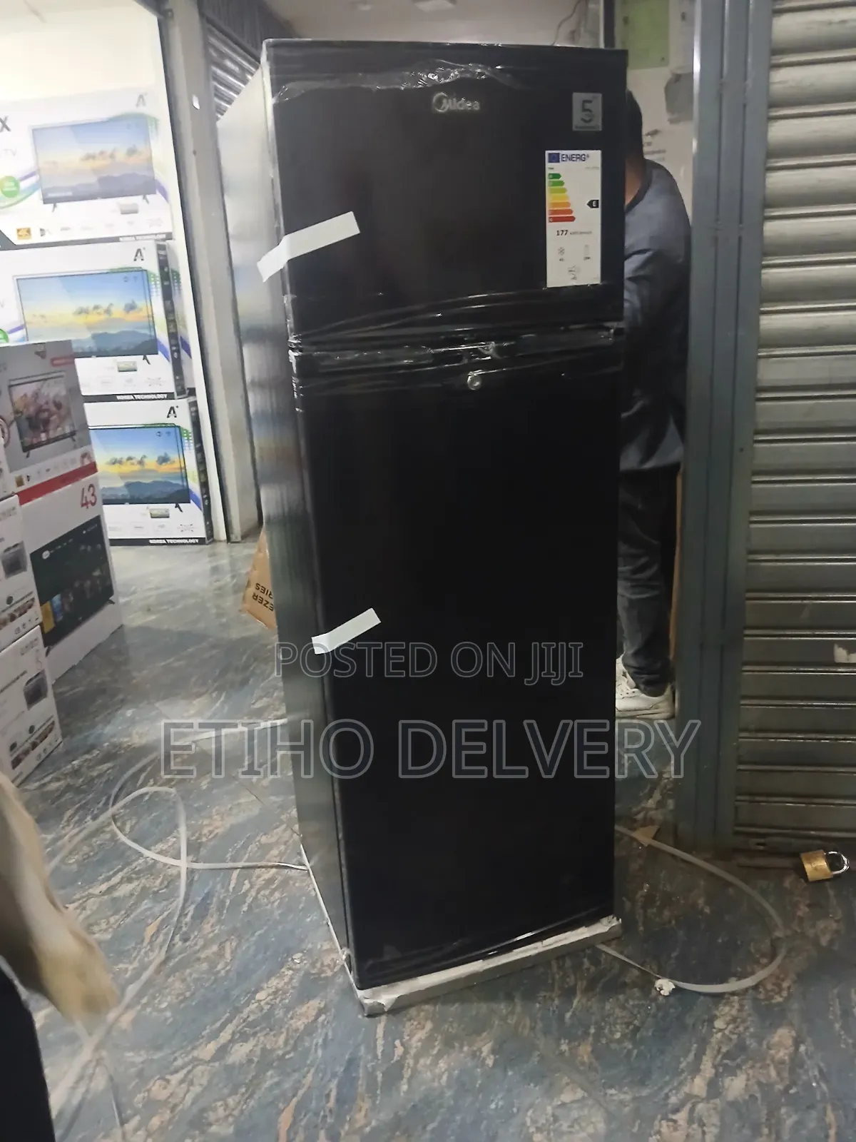 This Black Midea Refrigerator Features a Top-Mounted Freezer and a Hig