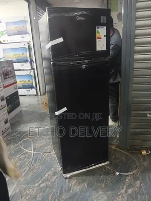 This Black Midea Refrigerator Features a Top-Mounted Freezer and a Hig