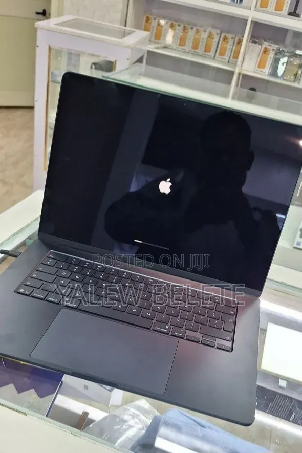 New Laptop Apple MacBook Air 2025 M4 16GB Apple M4 SSD 256GB