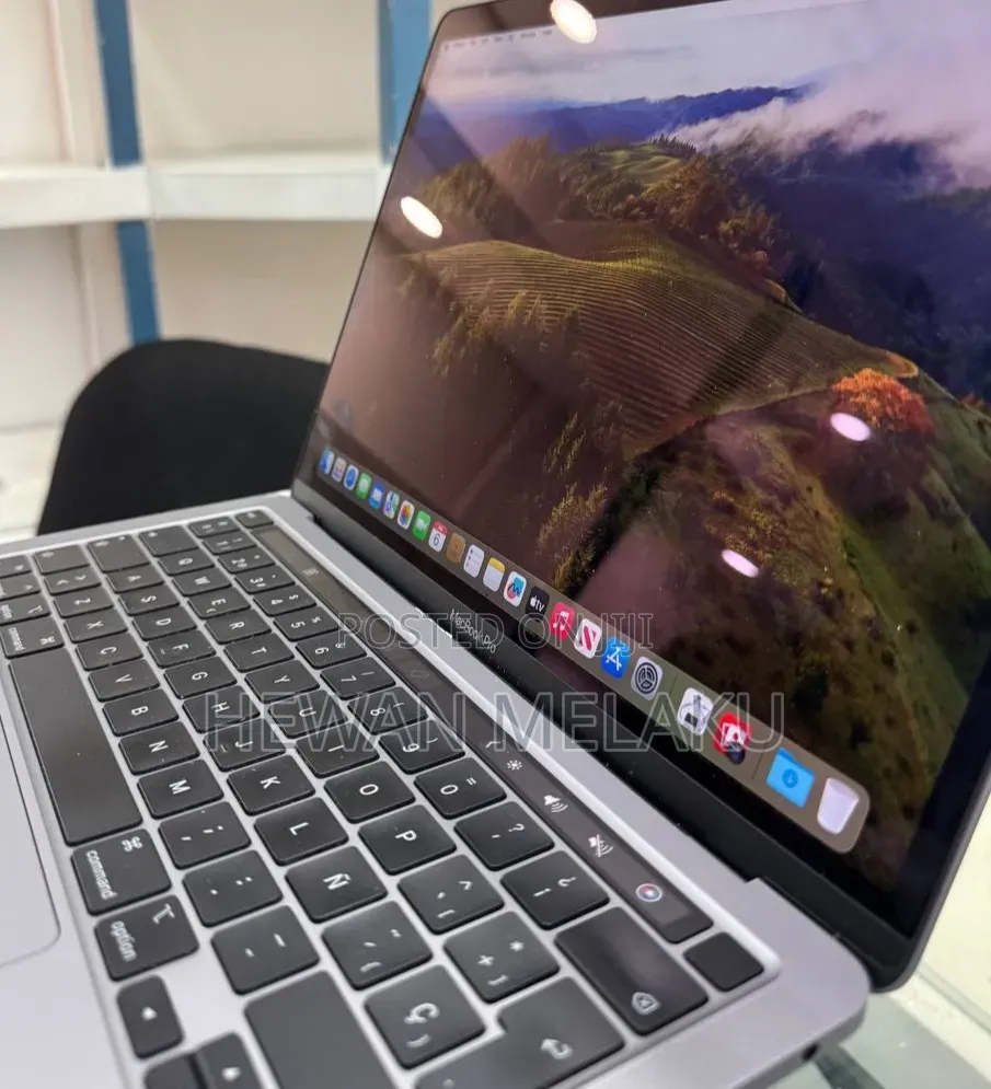 New Laptop Apple MacBook Pro 2020 M1 16GB Apple M1 Pro SSD 512GB