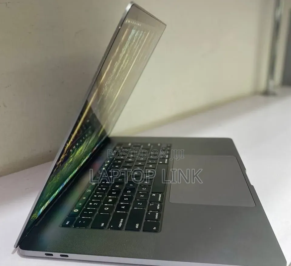 New Laptop Apple MacBook Pro 2019 32GB Intel Core i9 SSD 512GB