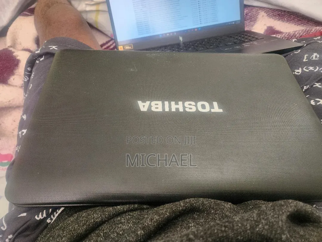 Laptop Toshiba Satellite C850 4GB Intel Core i3 HDD 500GB