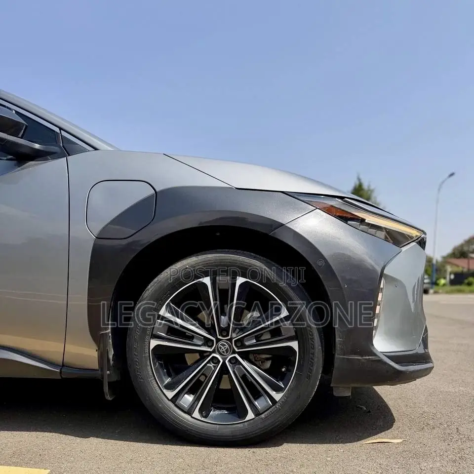 Toyota bZ4X 2023 Silver