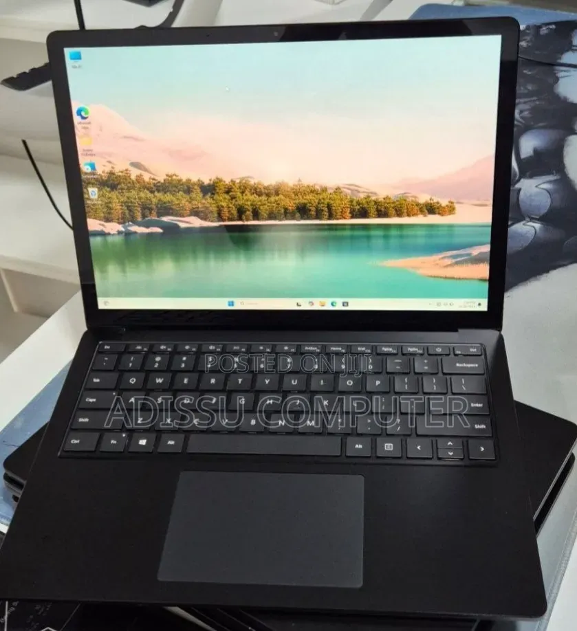 New Laptop Microsoft Surface 16GB Intel Core i5 SSD 256GB