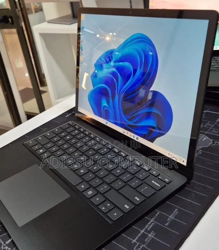 New Laptop Microsoft Surface 16GB Intel Core i7 SSD 256GB