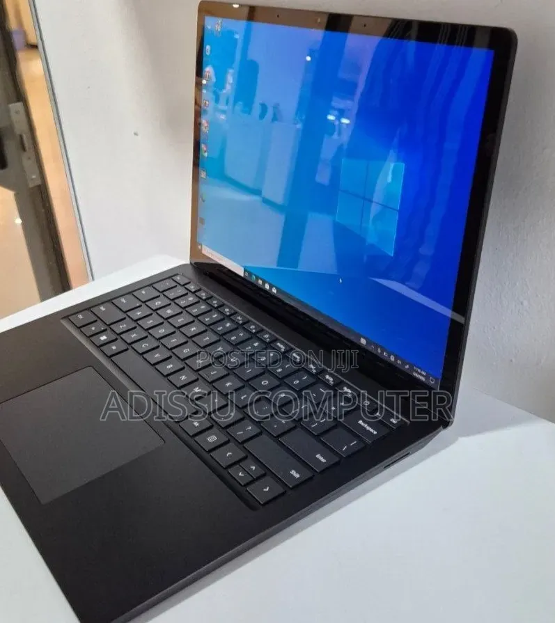 New Laptop Microsoft Surface 8GB Intel Core i5 SSD 256GB