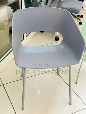 Modern Plastic Chair With Metal Legs ዘመናዊ ፕላስቲክ ወንበር