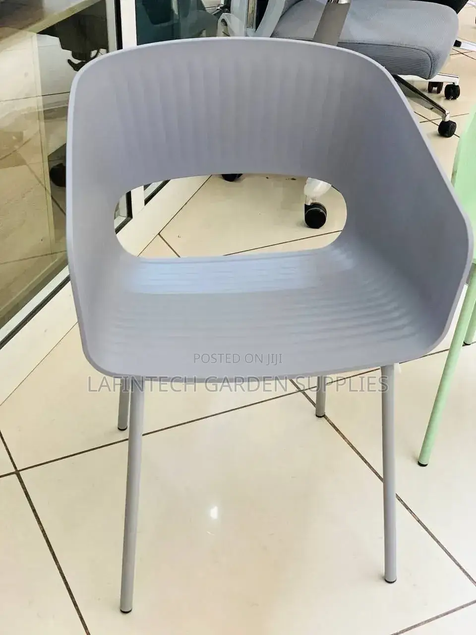 Modern Plastic Chair With Metal Legs ዘመናዊ ፕላስቲክ ወንበር
