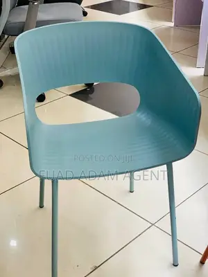 Modern Plastic Chair With Metal Legs ዘመናዊ ፕላስቲክ ወንበር