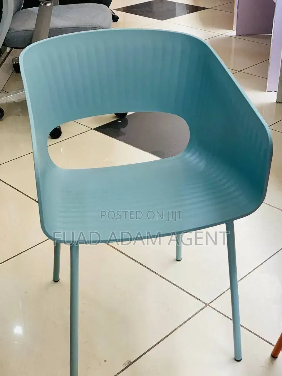 Modern Plastic Chair With Metal Legs ዘመናዊ ፕላስቲክ ወንበር