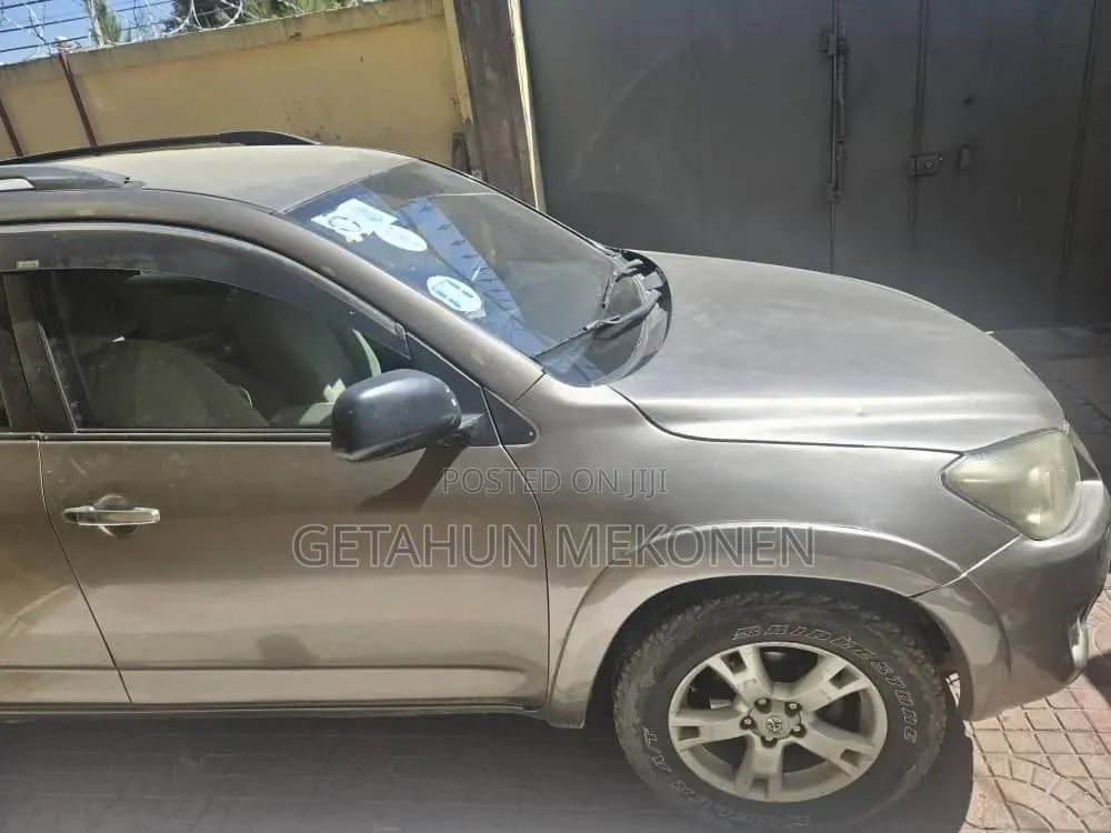 Toyota RAV4 2010 Gold