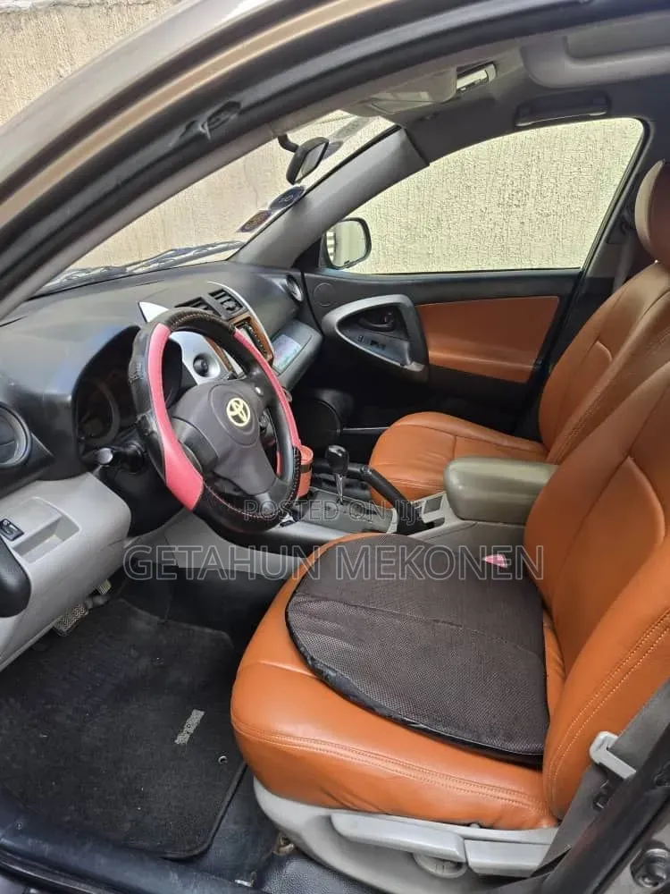 Toyota RAV4 2010 Gold