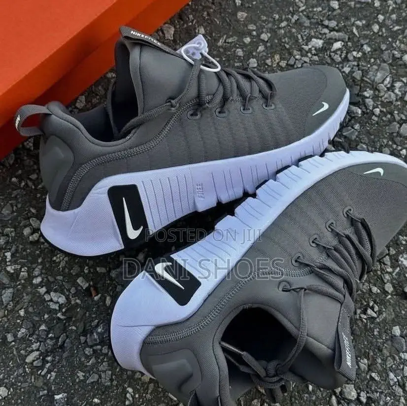 Nike Free Metcon 6 in the Gunsmoke / Black / White