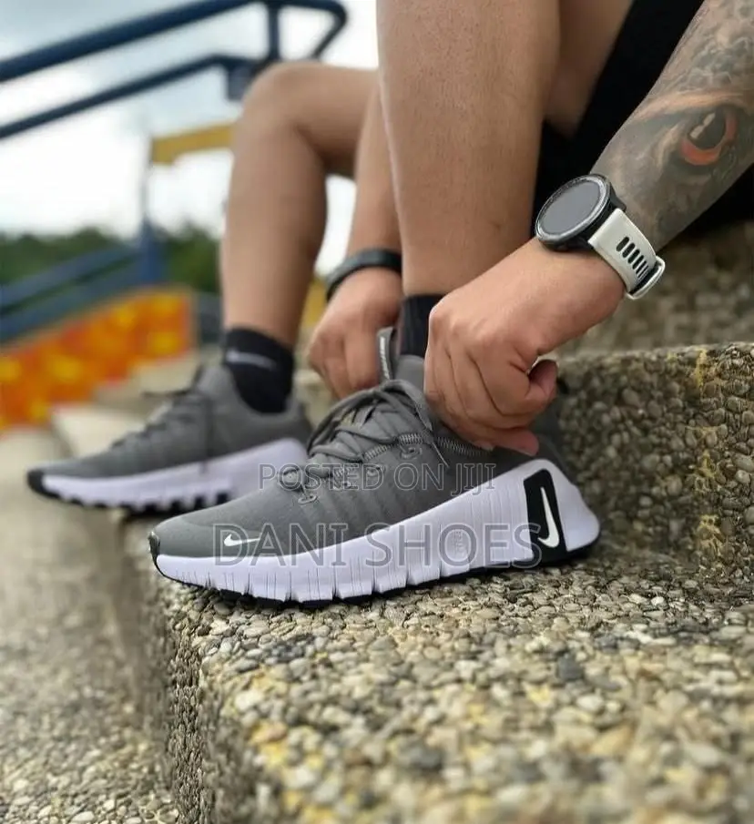 Nike Free Metcon 6 in the Gunsmoke / Black / White