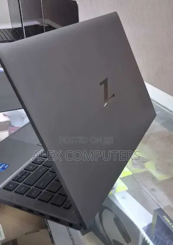 New Laptop HP ZBook Firefly G8 16GB Intel Core i7 SSD 512GB