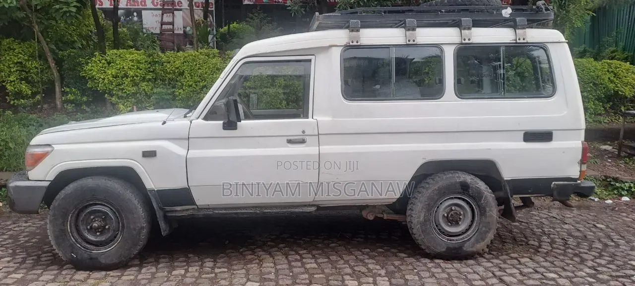 Toyota Land Cruiser 2010 White
