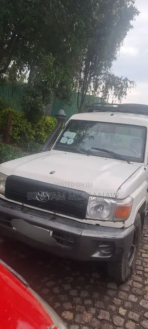 Toyota Land Cruiser 2010 White