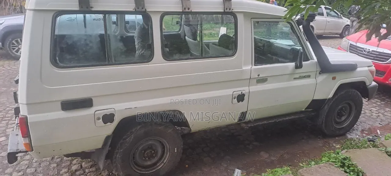 Toyota Land Cruiser 2010 White