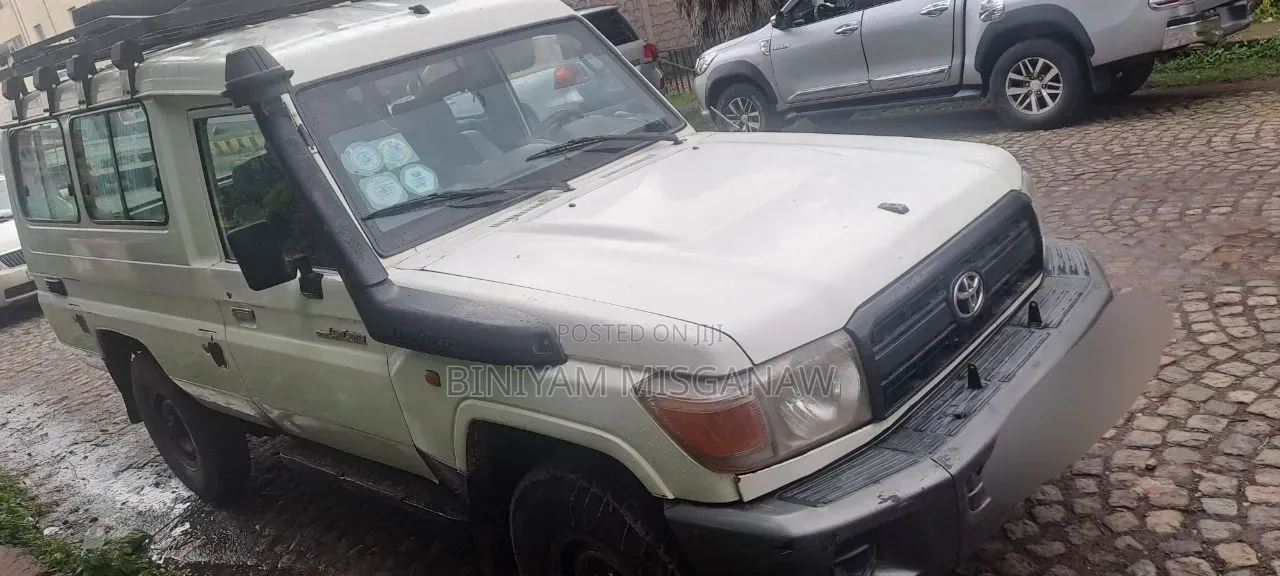 Toyota Land Cruiser 2010 White