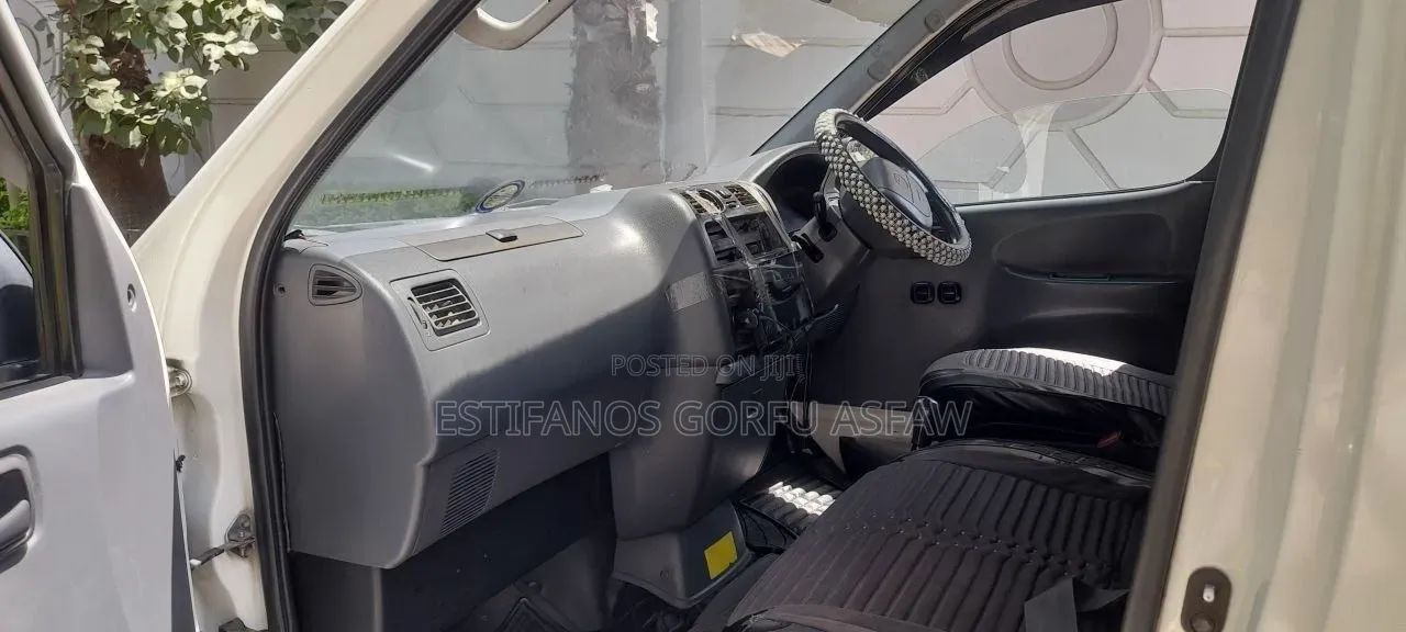 Toyota HiAce 2005 Silver