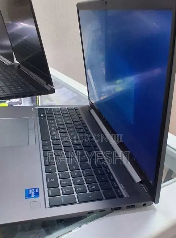 New Laptop HP ZBook Firefly G8 16GB Intel Core i7 SSD 512GB