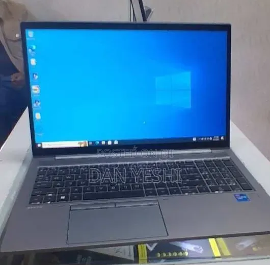 New Laptop HP ZBook Firefly G8 16GB Intel Core i7 SSD 512GB