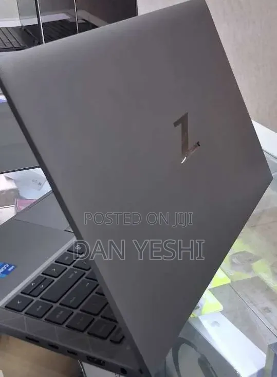 New Laptop HP ZBook Firefly G8 16GB Intel Core i7 SSD 512GB