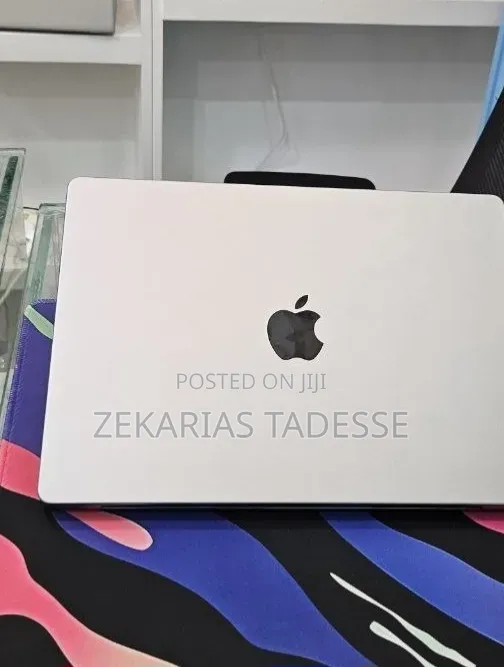 New Laptop Apple MacBook Pro 2023 M3 16GB Apple M5 SSD 512GB