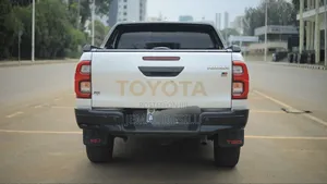 Toyota Hilux 2023 White