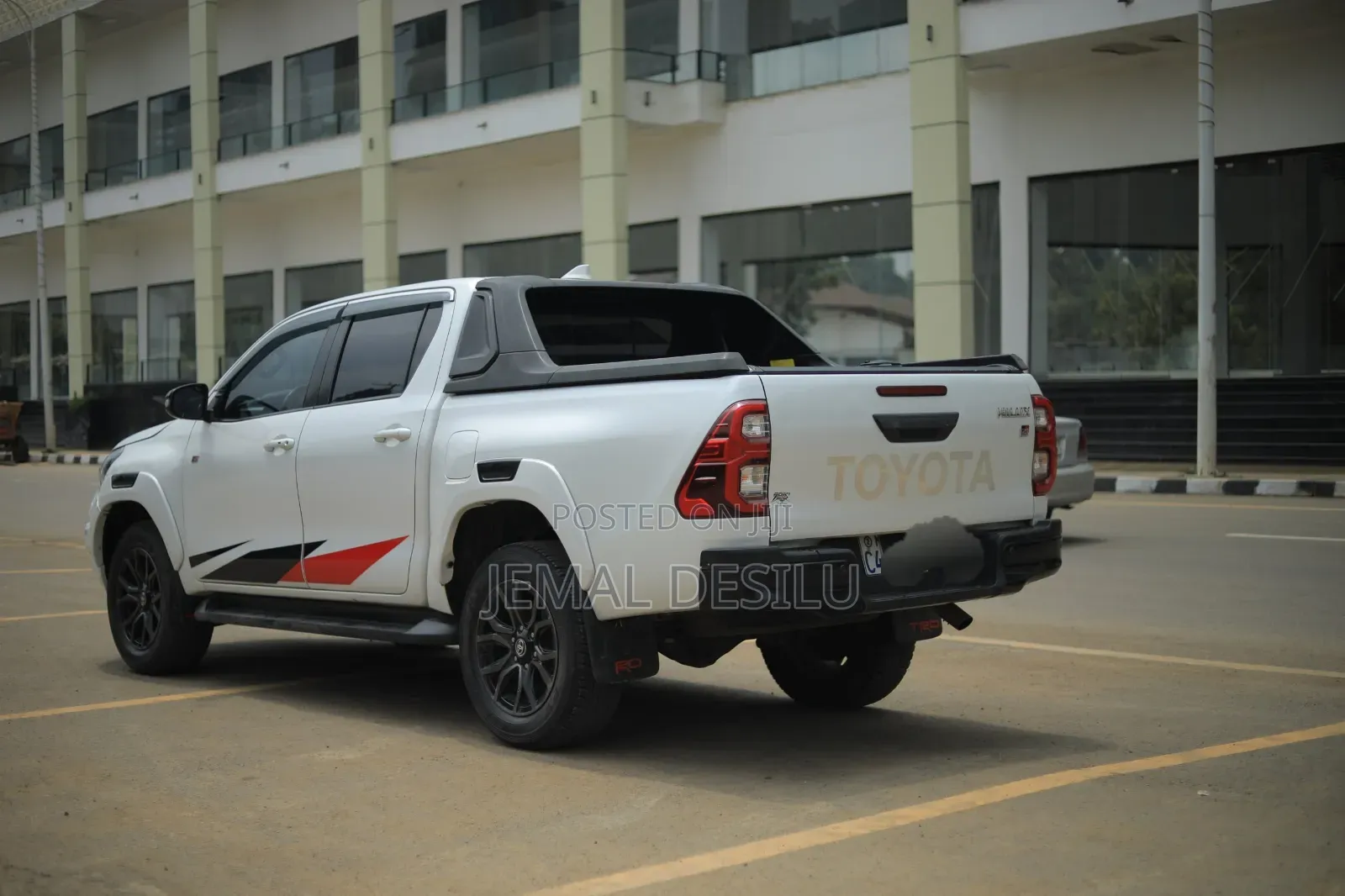 Toyota Hilux 2023 White