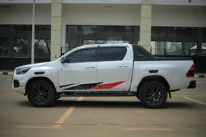 Toyota Hilux 2023 White
