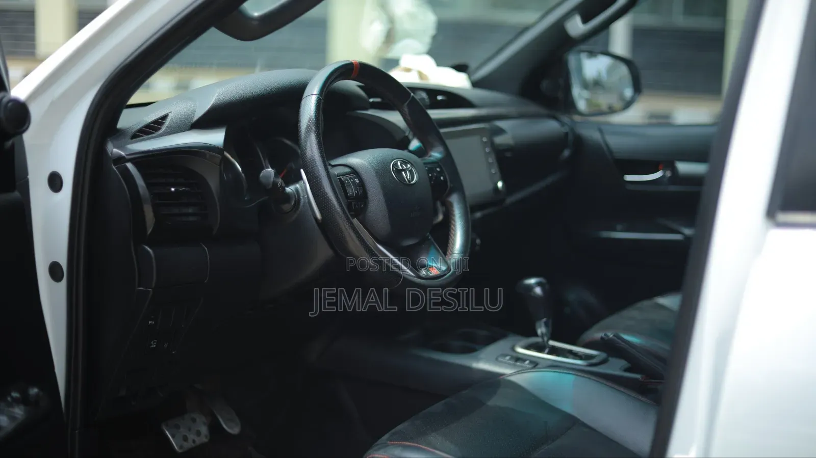 Toyota Hilux 2023 White