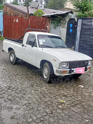 Toyota Hilux 1987 White