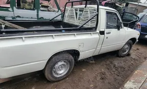 Toyota Hilux 1987 White
