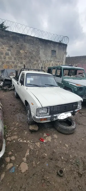 Toyota Hilux 1987 White