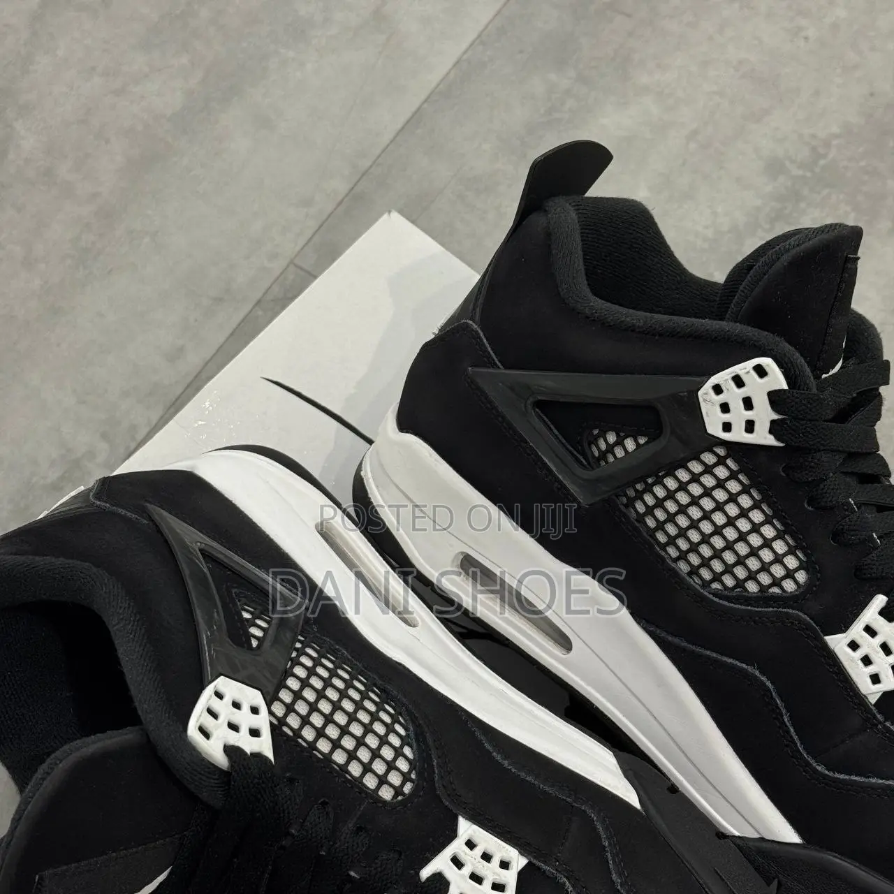 Air Jordan 4 Retro "White Thunder".