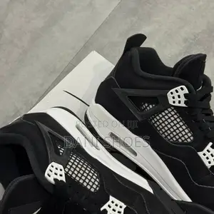 Air Jordan 4 Retro "White Thunder".