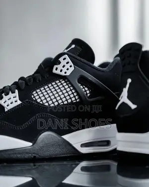 Air Jordan 4 Retro "White Thunder".