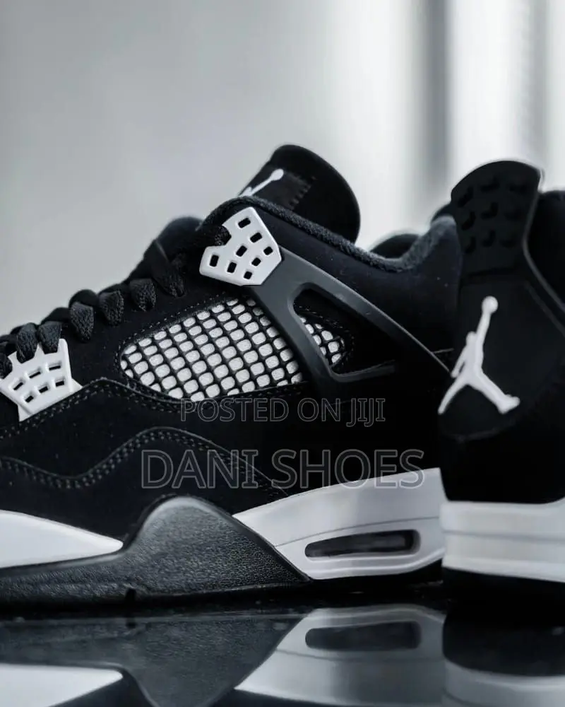 Air Jordan 4 Retro "White Thunder".