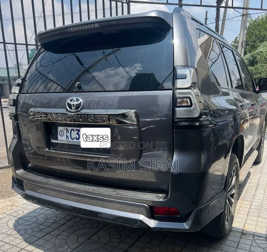 Toyota Land Cruiser Prado 2022 Gray