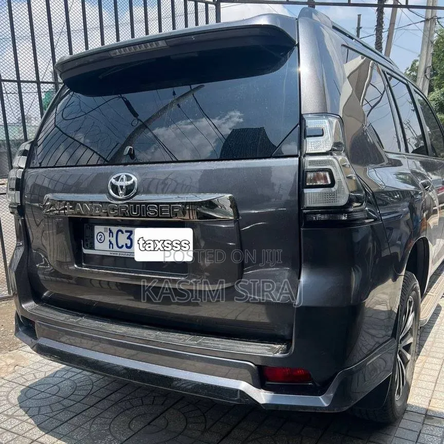 Toyota Land Cruiser Prado 2022 Gray