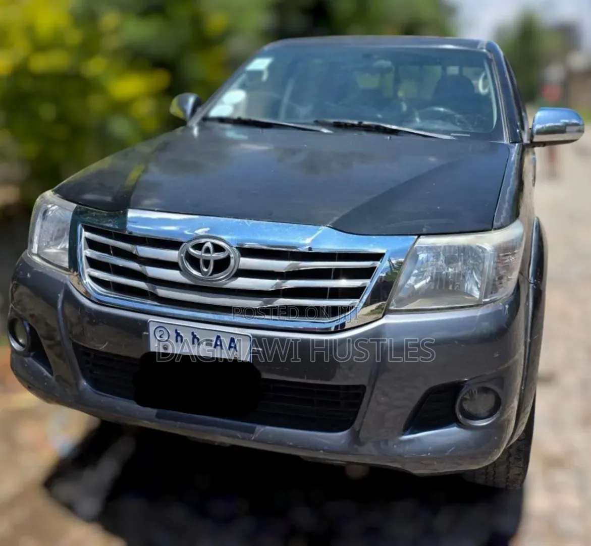 Toyota Hilux 2012 Gray