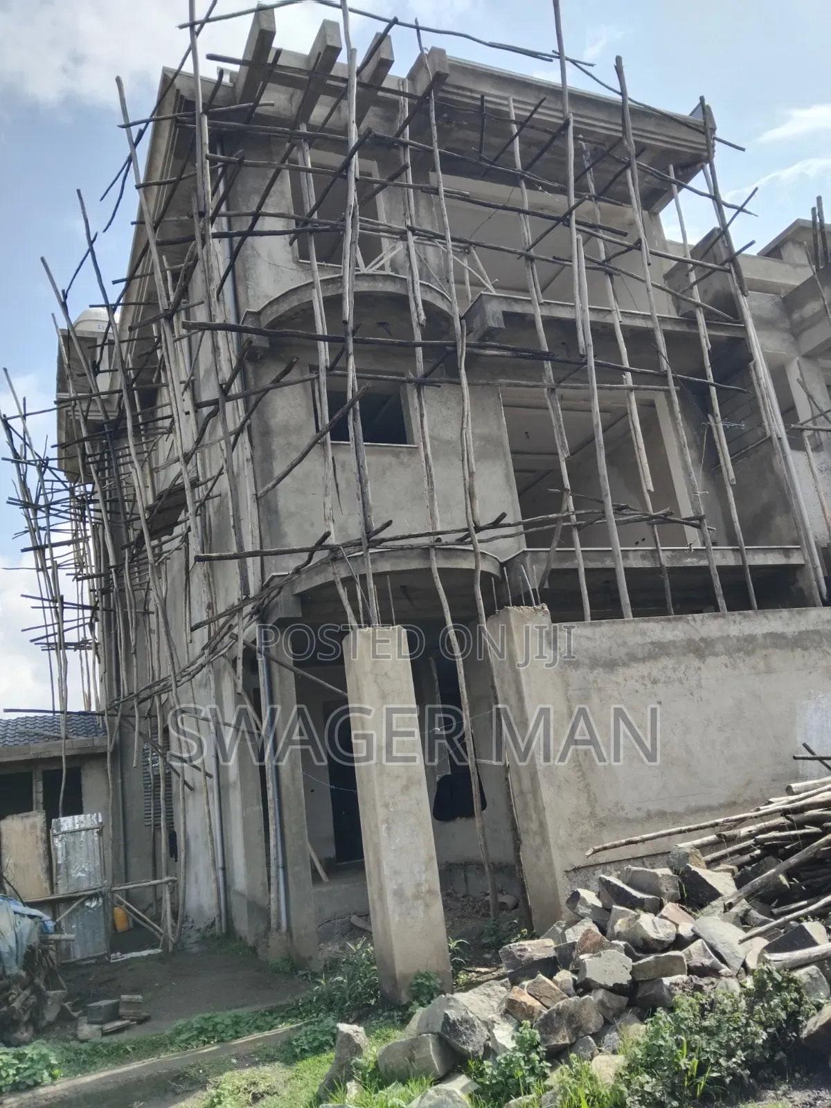 8bdrm Townhouse/Terrace in Tafo, Yeka for sale