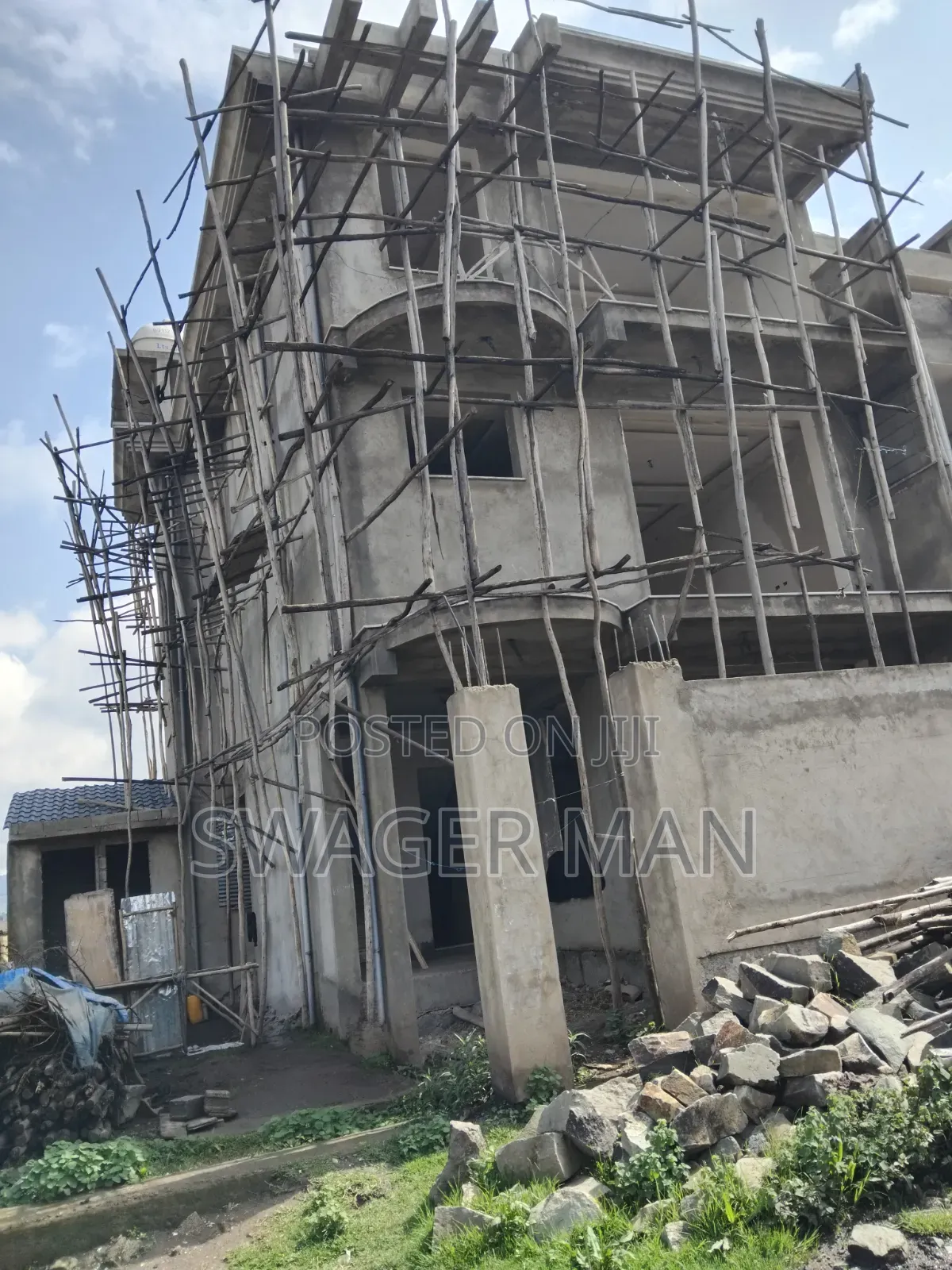 8bdrm Townhouse/Terrace in Tafo, Yeka for sale
