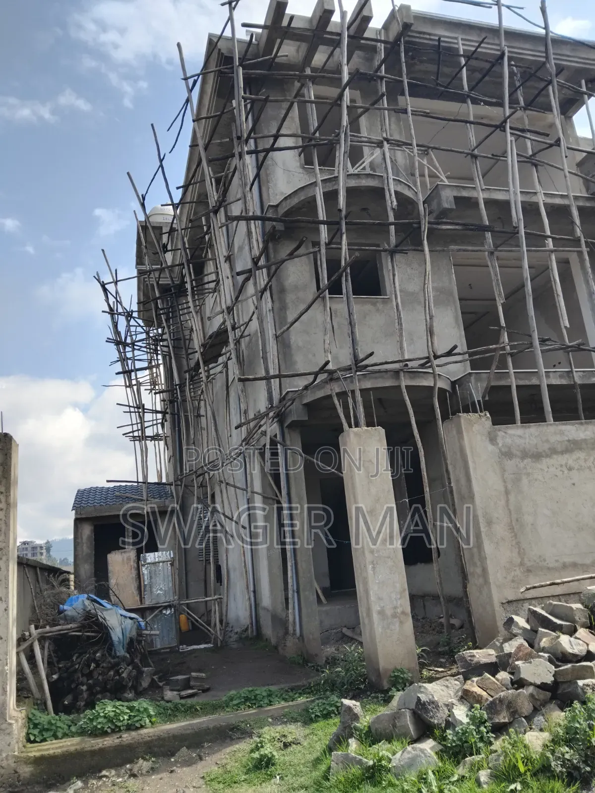 8bdrm Townhouse/Terrace in Tafo, Yeka for sale