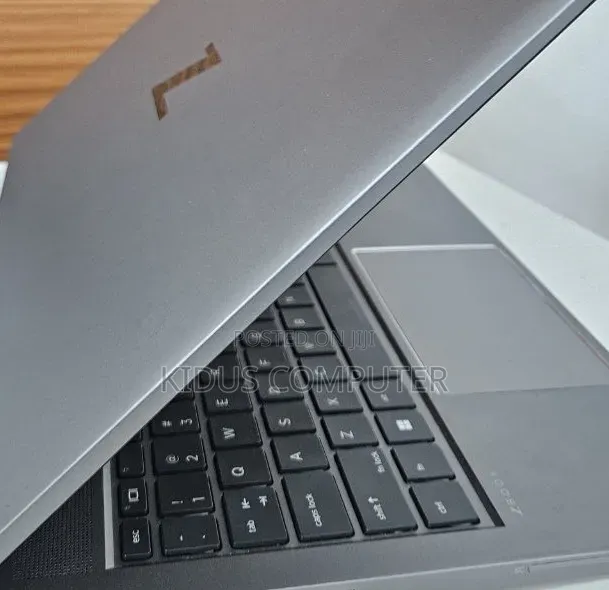 New Laptop HP ZBook Firefly G9 16GB Intel Core i7 SSD 1T