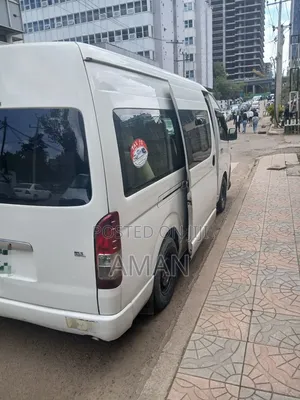 Toyota HiAce 2015 White