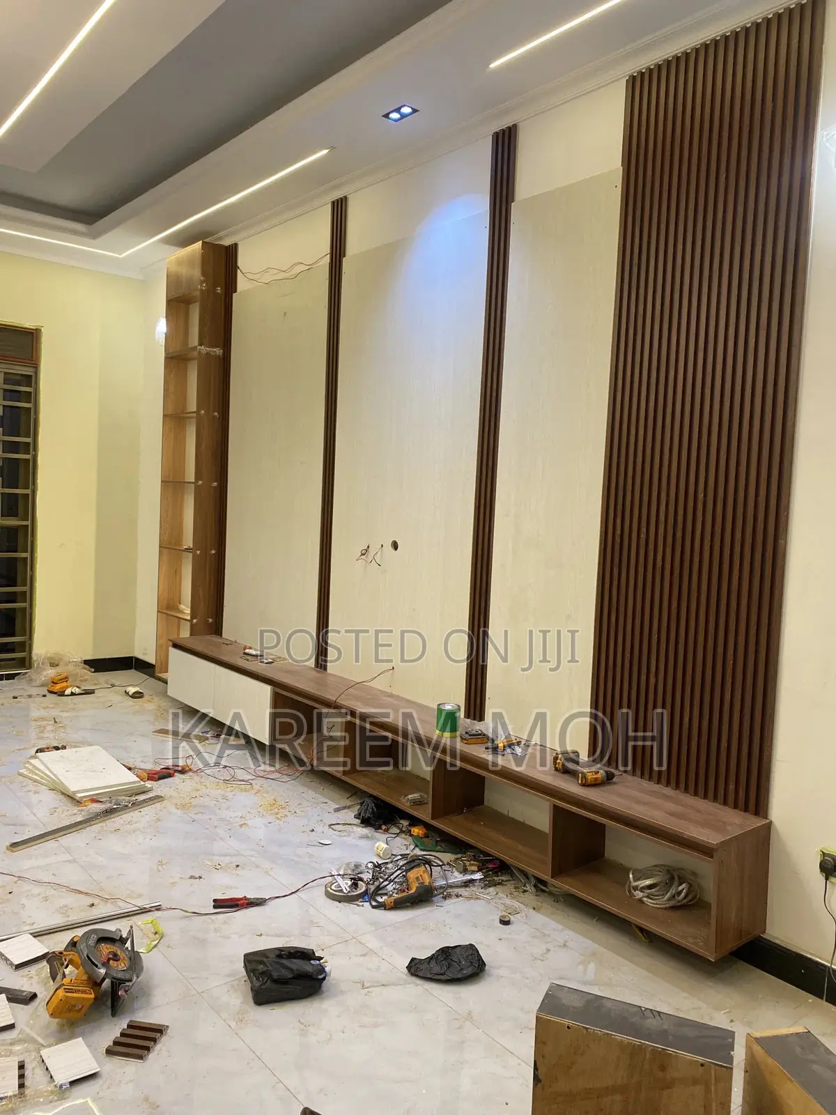 ግድግዳ ላይ ተለጣፊ ቲቪ ዩኒት Luxurious TV Wall Unit