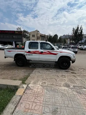 Toyota Hilux 2004 White